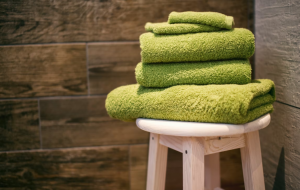 Ręczniki są istotną częścią domu i wiele osób może nie wiedzieć, jak wybrać dobry. Ręczniki są wykonane z wielu różnych materiałów, a każdy materiał ma swoje zalety, które sprawiają, że mniej lub bardziej nadaje się do określonych celów. Powinniśmy najpierw porozmawiać o bawełnianych ręcznikach. Ręczniki bawełniane są idealne dla osób o wrażliwej skórze, ponieważ nie podrażniają skóry tak jak tkaniny syntetyczne. Są również chłonne i miękkie, dzięki czemu świetnie się wysuszą po prysznicu lub kąpieli. Ręczniki bawełniane można znaleźć w różnych kolorach, rozmiarach i kształtach, które zaspokoją wszelkie potrzeby. Z drugiej strony len to kolejny materiał na ręczniki, który jest popularny ze względu na swoje naturalne właściwości. Len jest trwały i ma naturalne właściwości antybakteryjne, dzięki czemu idealnie nadaje się również do kuchni. Na co wpływa materiał? Materiał użyty do wykonania ręcznika może wpływać na jego czucie i chłonność. Choć najpopularniejsze są ręczniki bawełniane, nie zawsze sprawdzają się one najlepiej w każdej sytuacji. Kiedy potrzebujesz dużego ręcznika kąpielowego? Ręczniki kąpielowe są często używane w łazience do osuszenia po kąpieli lub prysznicu. Duży ręcznik kąpielowy jest zwykle większy niż standardowy ręcznik kąpielowy i ma zwykle około 70 x 30 cm. Duży ręcznik kąpielowy można wykorzystać do owinięcia się po prysznicu lub do wysuszenia rąk podczas kąpieli. Może być również używany jako alternatywa dla zwykłego ręcznika, ale nie jest zalecany jako koc plażowy. Jaki ręcznik dla dziecka lub małego dziecka? Przed wyborem ręcznika ważne jest, aby znać wiek dziecka lub niemowlaka. Są ręczniki, na których znajdują się postacie, takie jak Kubuś Puchatek i Myszka Miki. Rozmiar ręcznika powinien być zgodny z wielkością dziecka, nie za duży i nie za mały. Jak prawidłowo dbać o ręczniki, aby czerpać z nich jak najlepsze wrażenia? Ręczniki są niezbędne w każdym gospodarstwie domowym, ale mogą też być dość uciążliwe. Mogą być trudne do utrzymania w czystości i suchości oraz zajmują dużo miejsca w łazience. Należy je prać chociaż raz w tygodniu, aby czerpać z nich jak najlepsze wrażenia.