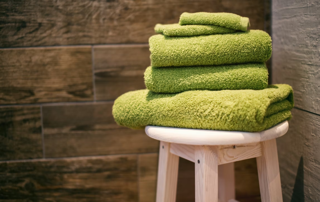 Ręczniki są istotną częścią domu i wiele osób może nie wiedzieć, jak wybrać dobry. Ręczniki są wykonane z wielu różnych materiałów, a każdy materiał ma swoje zalety, które sprawiają, że mniej lub bardziej nadaje się do określonych celów. Powinniśmy najpierw porozmawiać o bawełnianych ręcznikach. Ręczniki bawełniane są idealne dla osób o wrażliwej skórze, ponieważ nie podrażniają skóry tak jak tkaniny syntetyczne. Są również chłonne i miękkie, dzięki czemu świetnie się wysuszą po prysznicu lub kąpieli. Ręczniki bawełniane można znaleźć w różnych kolorach, rozmiarach i kształtach, które zaspokoją wszelkie potrzeby. Z drugiej strony len to kolejny materiał na ręczniki, który jest popularny ze względu na swoje naturalne właściwości. Len jest trwały i ma naturalne właściwości antybakteryjne, dzięki czemu idealnie nadaje się również do kuchni. Na co wpływa materiał? Materiał użyty do wykonania ręcznika może wpływać na jego czucie i chłonność. Choć najpopularniejsze są ręczniki bawełniane, nie zawsze sprawdzają się one najlepiej w każdej sytuacji. Kiedy potrzebujesz dużego ręcznika kąpielowego? Ręczniki kąpielowe są często używane w łazience do osuszenia po kąpieli lub prysznicu. Duży ręcznik kąpielowy jest zwykle większy niż standardowy ręcznik kąpielowy i ma zwykle około 70 x 30 cm. Duży ręcznik kąpielowy można wykorzystać do owinięcia się po prysznicu lub do wysuszenia rąk podczas kąpieli. Może być również używany jako alternatywa dla zwykłego ręcznika, ale nie jest zalecany jako koc plażowy. Jaki ręcznik dla dziecka lub małego dziecka? Przed wyborem ręcznika ważne jest, aby znać wiek dziecka lub niemowlaka. Są ręczniki, na których znajdują się postacie, takie jak Kubuś Puchatek i Myszka Miki. Rozmiar ręcznika powinien być zgodny z wielkością dziecka, nie za duży i nie za mały. Jak prawidłowo dbać o ręczniki, aby czerpać z nich jak najlepsze wrażenia? Ręczniki są niezbędne w każdym gospodarstwie domowym, ale mogą też być dość uciążliwe. Mogą być trudne do utrzymania w czystości i suchości oraz zajmują dużo miejsca w łazience. Należy je prać chociaż raz w tygodniu, aby czerpać z nich jak najlepsze wrażenia.